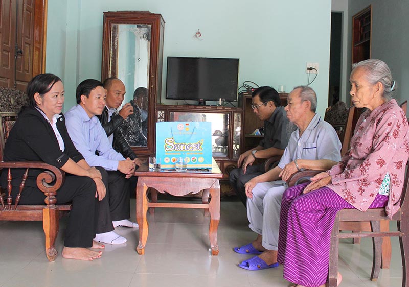 Chị Hoa cùng với đại diện chính quyền thăm, tặng quà gia đình chính sách ở Lao Bảo