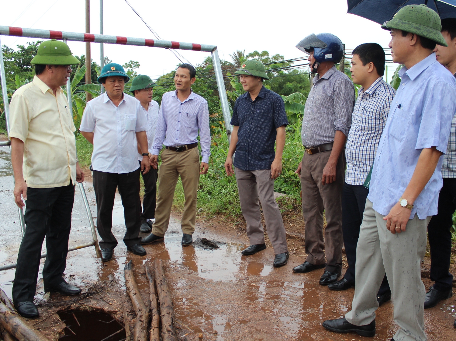 Chủ tịch UBND tỉnh Nguyễn Đức Chính kiểm tra hiện trạng công trình cầu Cửa Khai