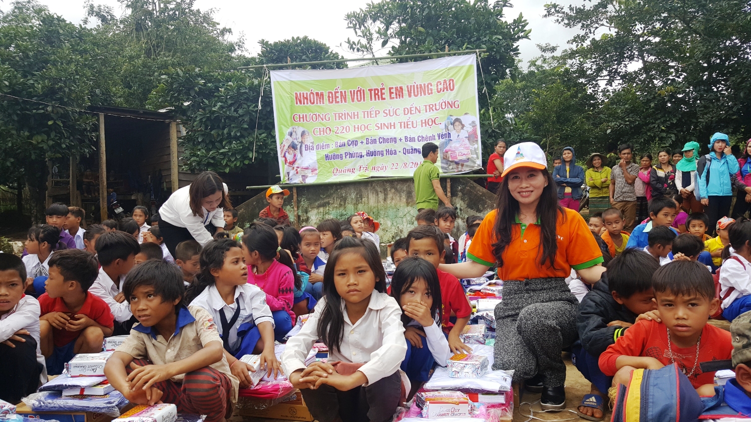 Chị Hồ Thị Thanh Huyền chụp ảnh lưu niệm với các em học sinh vùng bản Hướng Phùng