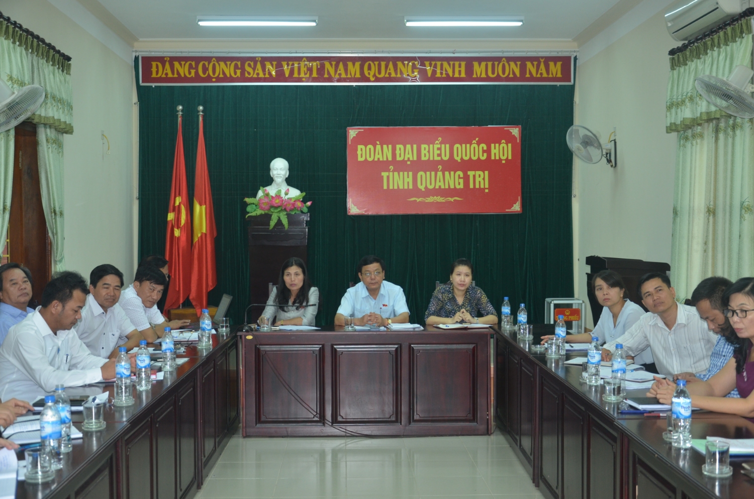 Đại biểu Quốc hội tỉnh và đại diện các sở, ngành tham dự phiên chất vấn trực tuyến tại điểm cầu Quảng Trị