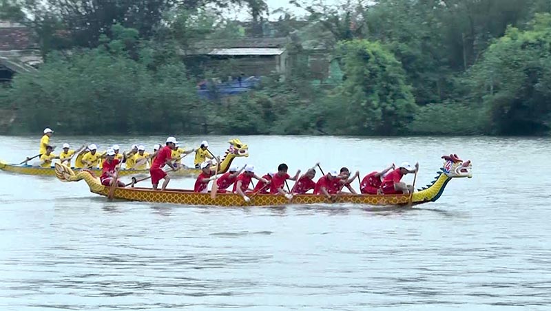 Đua thuyền truyền thống ở xã Vĩnh Sơn  Ảnh MỸ HẰNG
