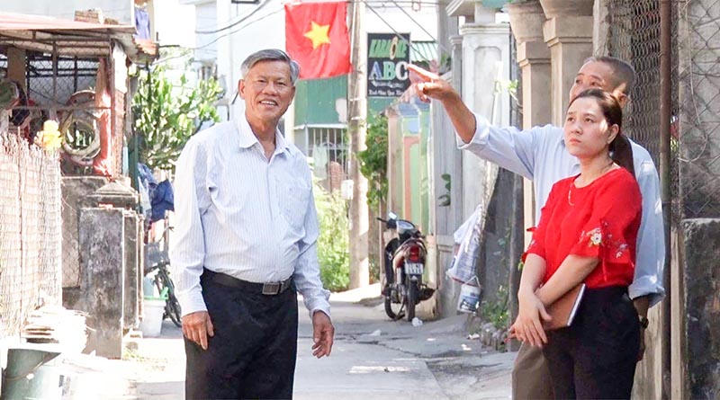 Nữ khu phố trưởng Hồ Thị Hạnh (bên phải) được nhân dân khu phố 6, phường 3, thị xã Quảng Trị yêu mến