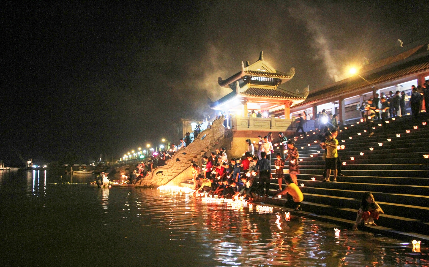 Điểm nhấn của chương trình “Tuyến phố lễ hội” là thả hoa đăng trên sông Thạch Hãn