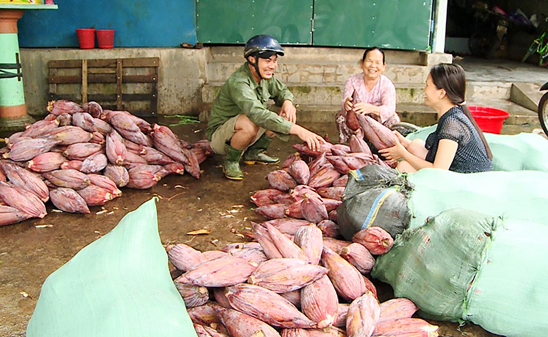Anh Thắng đang trò chuyện với bà con trong xóm
