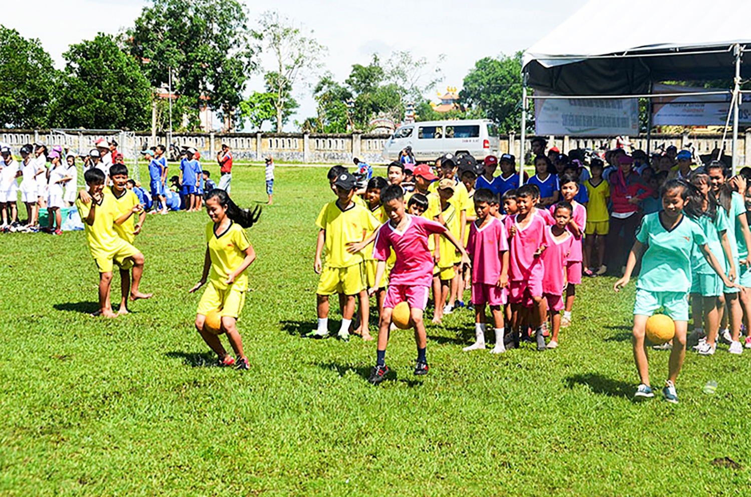 Các em học sinh tham gia ngày hội bóng đá vui và các hoạt động giáo dục kỹ năng sống