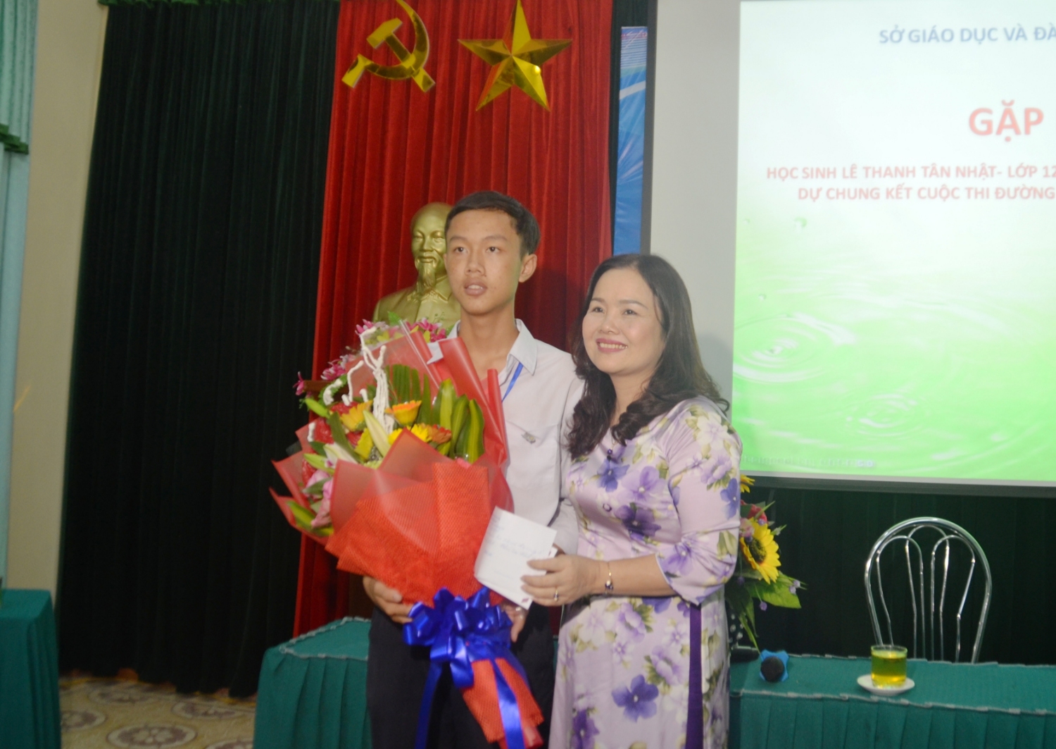 Giám đốc Sở GD&ĐT Lê Thị Hương tặng hoa chúc em Lê Thanh Tân Nhật giành được thành tích cao nhất tại trận chung kết Đường lên đỉnh Olympia lần thứ 18 vào ngày 2.9 sắp tới.