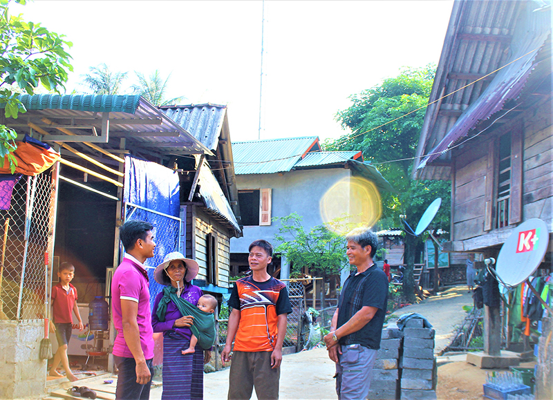 Ông Hồ Ta Dóc (bên phải) thường đi vận động dân bản Vùng Kho trồng cây sao đen, bời lời đỏ... để vươn lên khá, lên giàu