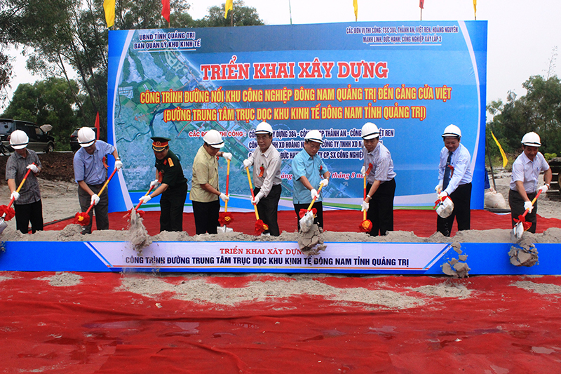 Lãnh đạo tỉnh, các ngành và địa phương thực hiện nghi thức triển khai xây dựng đường trung tâm trục dọc Khu kinh tế Đông Nam