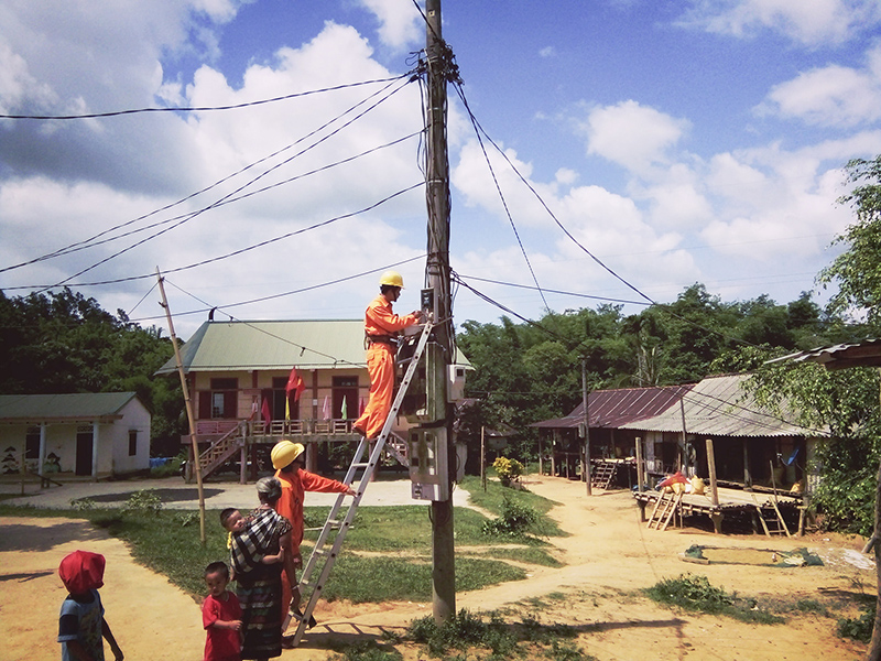 Công nhân Điện lực Khe Sanh kiểm tra chất lượng nguồn điện ở bản Pa Nho, thị trấn Khe Sanh