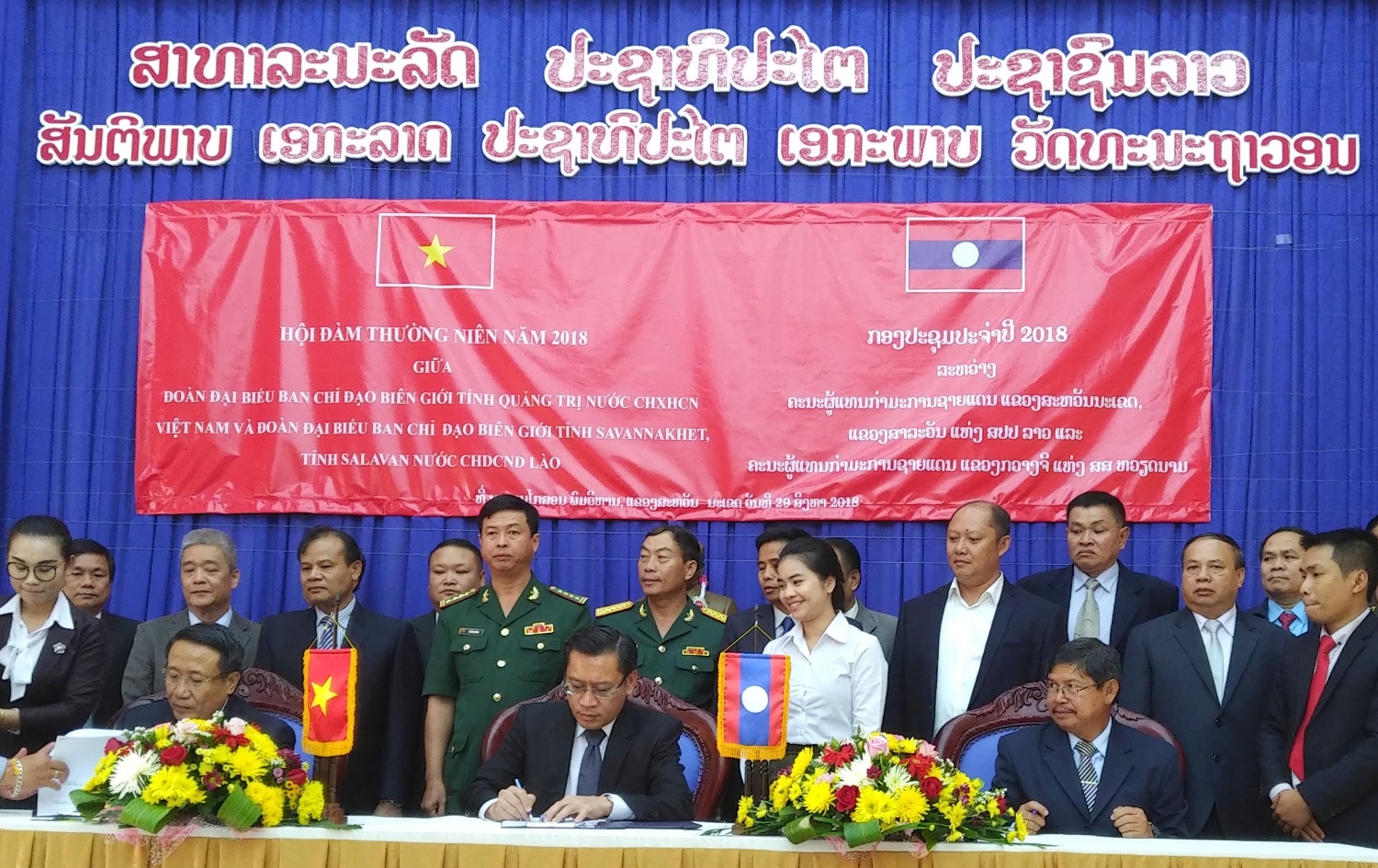 Lãnh đạo các tỉnh Quảng Trị   Savannakhet – Salavan ký kết biên bản ghi nhớ tại buổi hội đàm