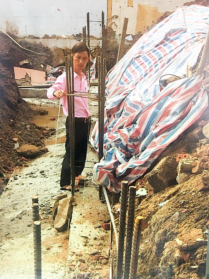 Ông Đoàn Đức Thuận, Trưởng Ban giám sát đầu tư cộng đồng phường 3, thị xã Quảng Trị kiểm tra công trình xây dựng trên địa bàn