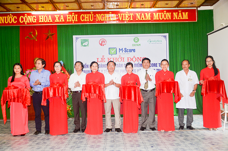 Phó Chủ tịch Thường trực HĐND tỉnh Nguyễn Đức Dũng và lãnh đạo sở, đơn vị, địa phương cắt băng khởi động Sáng kiến Dân chấm điểm tại Trung tâm Y tế thành phố Đông Hà