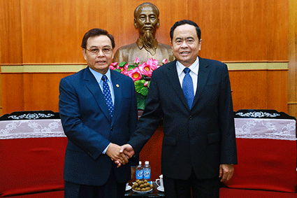 Ông Trần Thanh Mẫn, Bí thư Trung ương Đảng, Chủ tịch Ủy ban Trung ương MTTQ Việt Nam bắt tay ông Xay-xổm-phon Phôm-vi-hản, Ủy viên Bộ Chính trị Đảng Nhân dân Cách mạng Lào,Chủ tịch Ủy ban Trung ương Mặt trận Lào xây dựng đất nước
