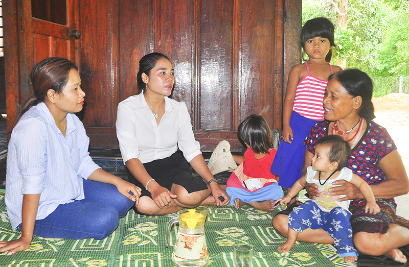 Bà Hồ Thị Châu chia sẻ kinh nghiệm với các đảng viên trẻ