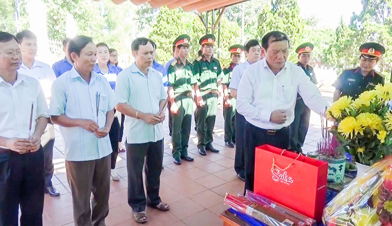 Bí thư Tỉnh ủy Nguyễn Văn Hùng và các thành viên trong đoàn đã kính cẩn dâng hương, viếng anh linh các anh hùng liệt sĩ