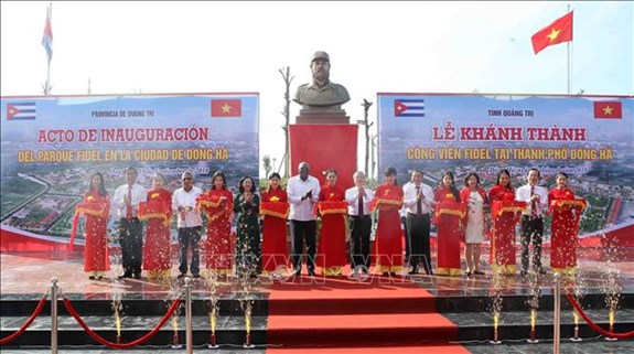 Các đại biểu cắt băng khánh thành Công viên Fidel Castro