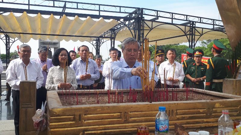 Các thành viên đoàn cấp cao của Đảng và lãnh đạo tỉnh Quảng Trị viếng các anh hùng liệt sĩ tại Nghĩa trang liệt sĩ Quốc gia Đường 9