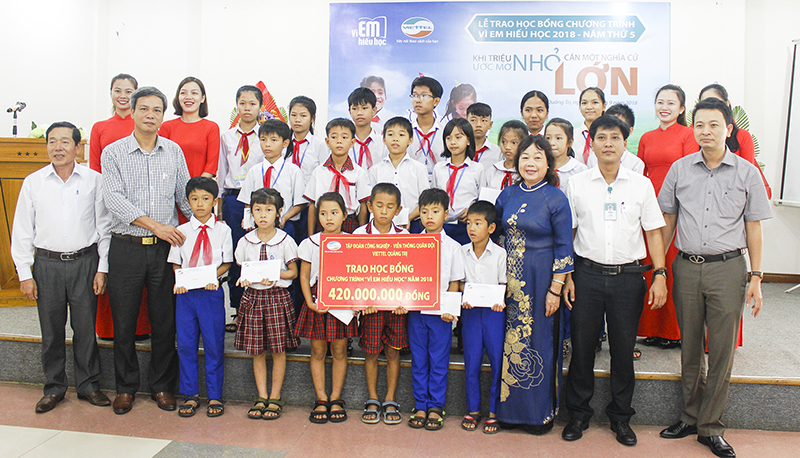Đại diện lãnh đạo Viettel trao học bổng chương trình “Vì em hiếu học” năm 2018