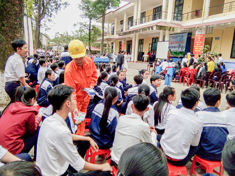 Đẩy mạnh việc tuyên truyền sử dụng điện trong học sinh, sinh viên