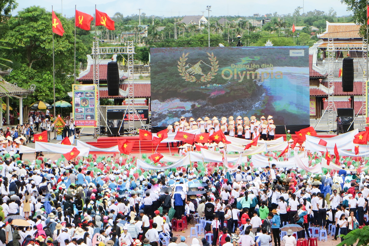 Điểm cầu truyền hình “Đường lên đỉnh Olympia” năm thứ 18 được tổ chức tại quảng trường Giải Phóng, thị xã Quảng Trị. Ảnh: P.V