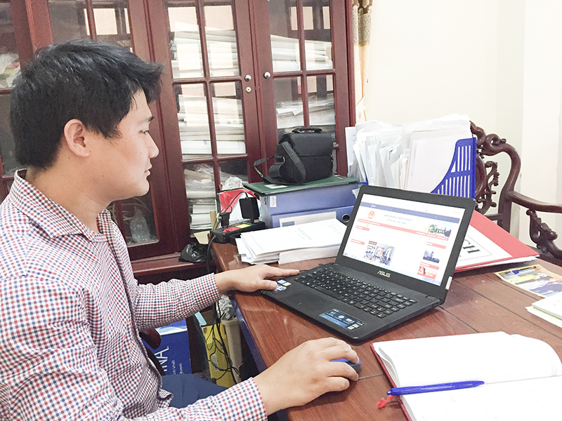 Cán bộ Văn phòng HĐND tỉnh cập nhật tài liệu lên trang Thông tin điện tử của HĐND tỉnh