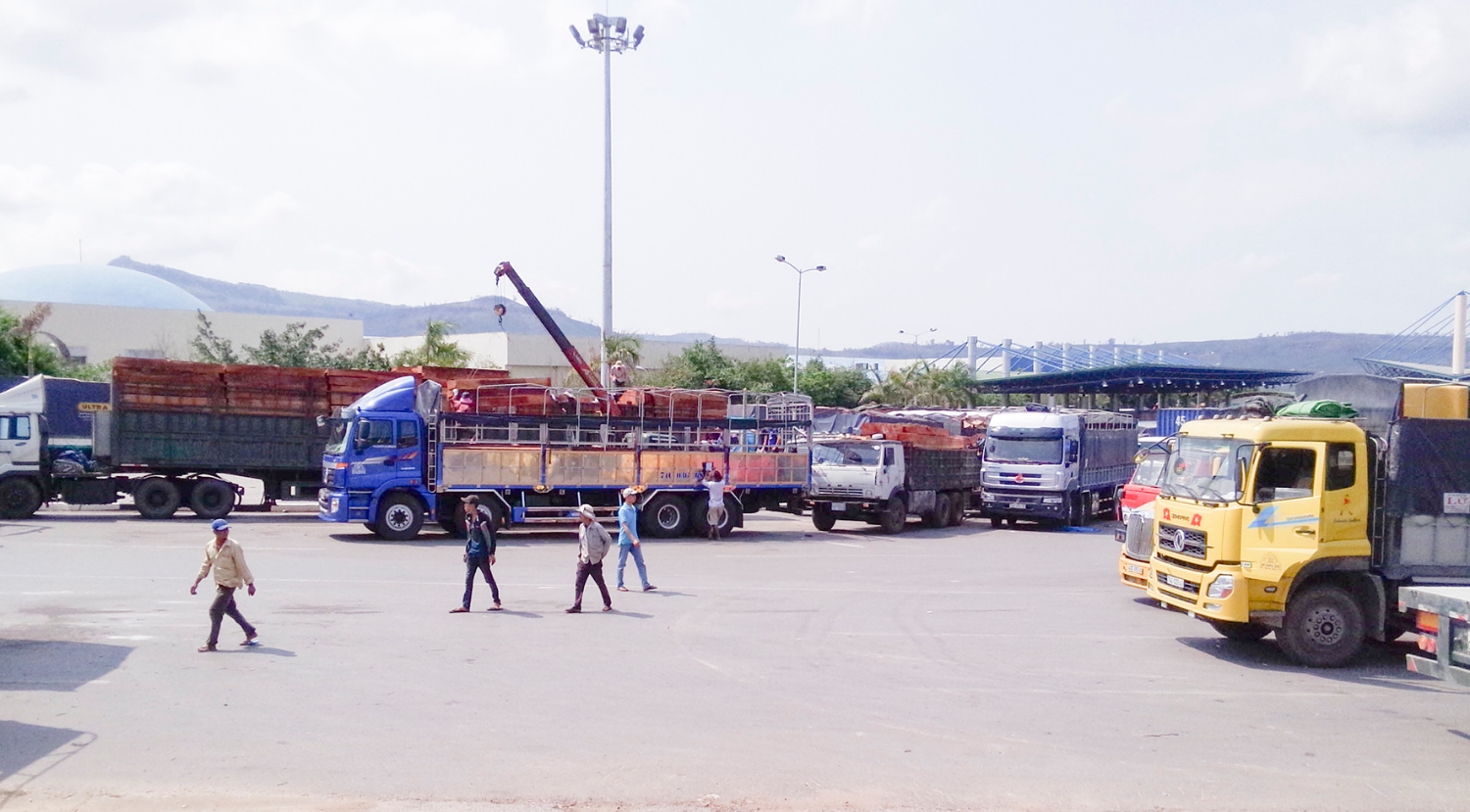 Phương tiện vận tải hàng hóa xuất nhập qua Cửa khẩu quốc tế Lao Bảo được giải quyết thủ tục nhanh gọn, thuận lợi.