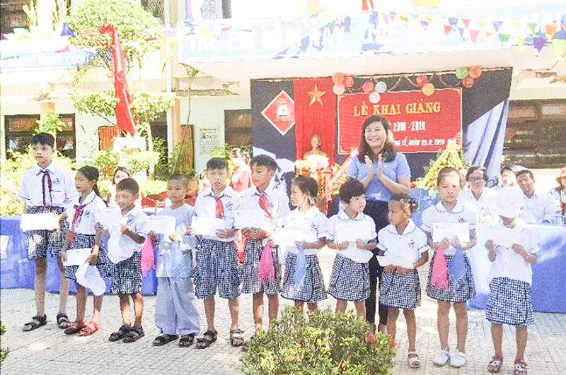 Lãnh đạo LĐLĐ tỉnh trao quà cho trẻ em có hoàn cảnh khó khăn nhân dịp năm học mới