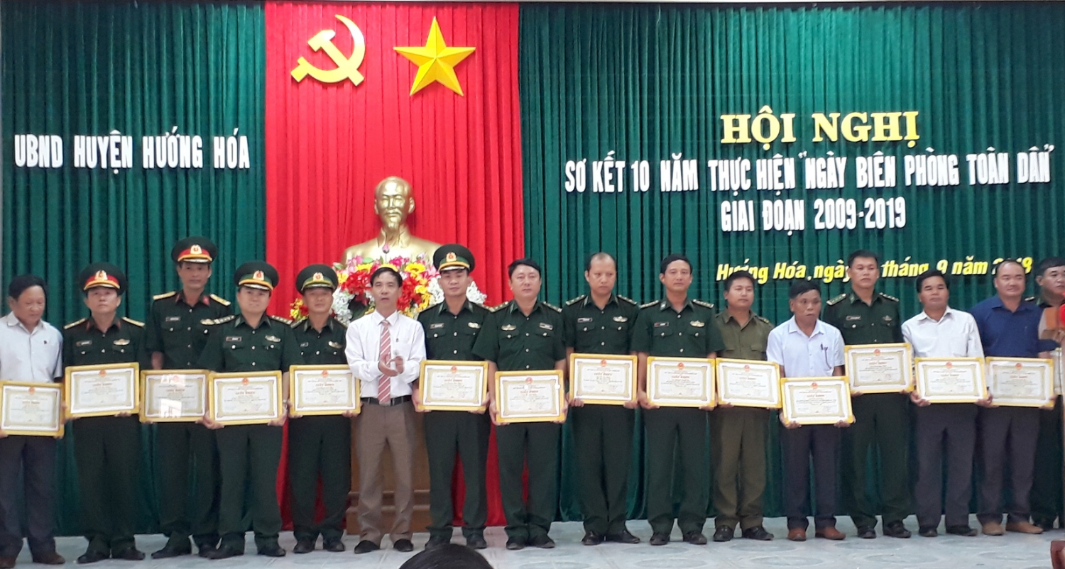 Lãnh đạo UBND huyện Hướng Hóa trao giấy khen cho các tập thể, cá nhân có thành tích xuất sắc