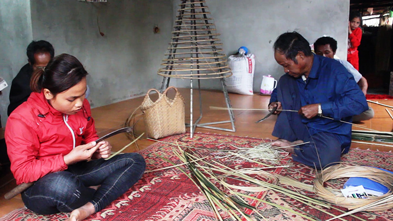 Lớp đào tạo nghề làm chổi đót cho lao động nông thôn ở huyện Hướng Hóa