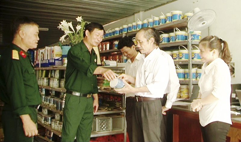 Ông Hào (thứ 2 từ trái qua) tại cơ sở kinh doanh của mình