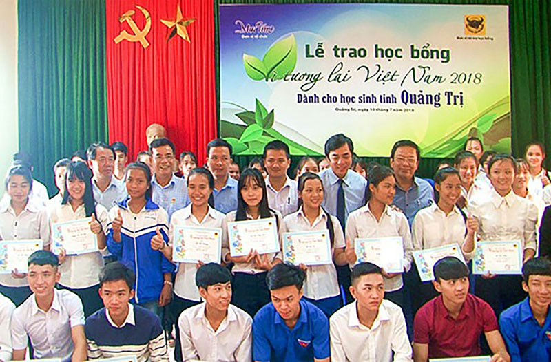 Hội Khuyến học huyện Hướng Hóa phối hợp với Báo Khăn Quàng Đỏ, Báo Mực Tím, Tỉnh đoàn Quảng Trị tổ chức trao 50 suất học bổng cho học sinh Hướng Hóa. Ảnh: TN