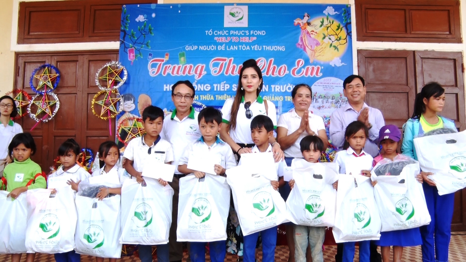 Tổ chức Phuc’s Fon Na Uy  Thừa Thiên Huế trao quà trung thu cho các em thiếu nhi ở xã Hướng Tân