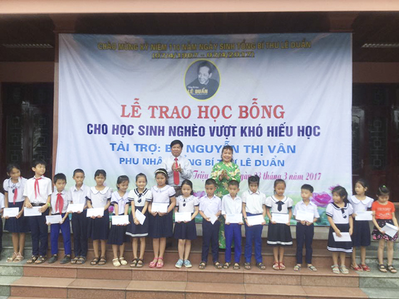 Lễ trao học bổng “Mầm xanh” cho học sinh nghèo vượt khó hiếu học do bà Nguyễn Thị Vân tài trợ - Ảnh: HKH​