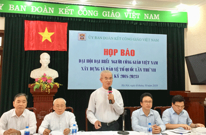 Linh mục Trần Xuân Mạnh, Quyền Chủ tịch kiêm Tổng Thư ký UBĐKCG Việt Nam phát biểu tại buổi họp báo