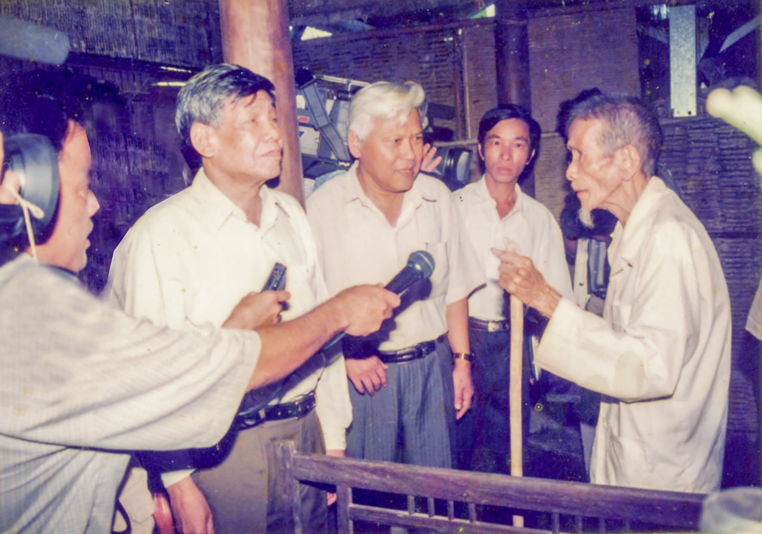 Tổng Bí thư Lê Khả Phiêu (thứ 2 trái sang) và Bí thư Tỉnh ủy Nguyễn Đức Hoan (thứ 3 trái sang) thăm hỏi người dân xã Hải Hòa, Hải Lăng trong trận lũ lịch sử cuối năm 1999