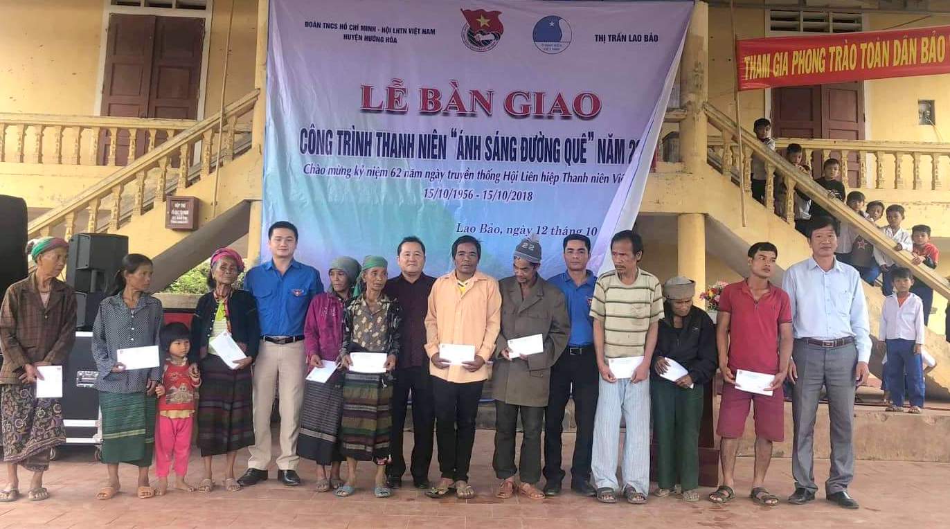 Huyện đoàn Hướng Hóa tặng quà cho các gia đình có hoàn cảnh khó khăn ở khóm Ka Tăng và Khe Đá