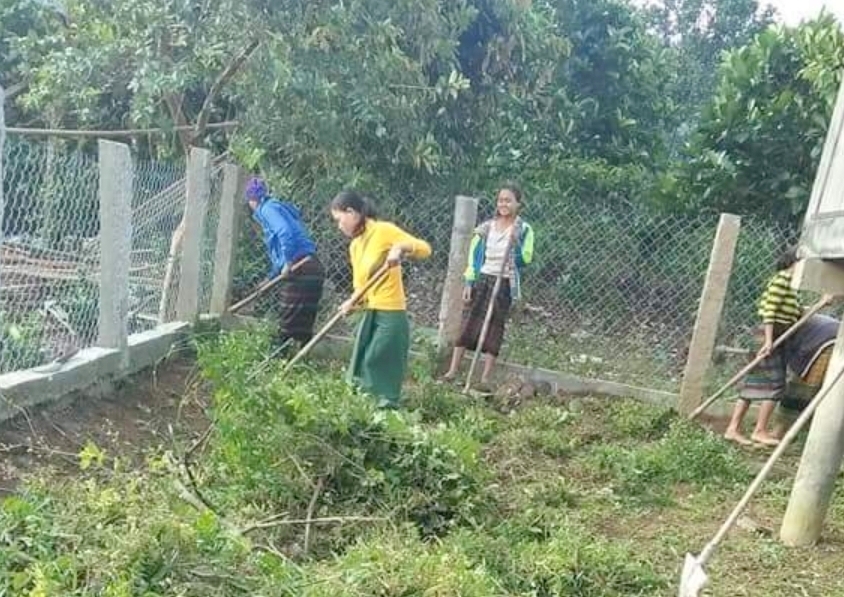 Hội viên phụ nữ Hướng Hóa tham gia vệ sinh môi trường