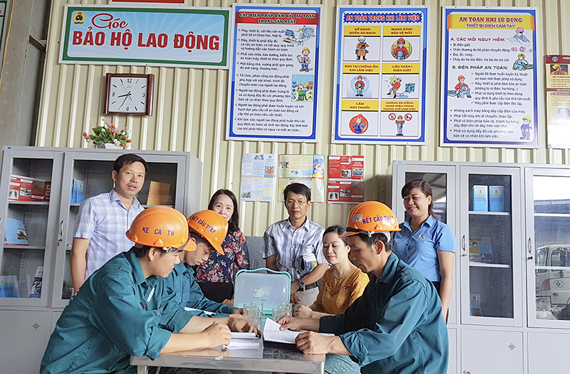 Nhiều lao động có điều kiện tìm hiểu các thông tin ATVSLĐ tại “Góc bảo hộ lao động” ở đơn vị