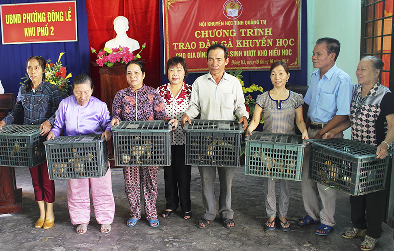 Hội Khuyến học tỉnh trao “Đàn gà khuyến học” cho các gia đình có hoàn cảnh khó khăn tại phường Đông Lễ, thành phố Đông Hà