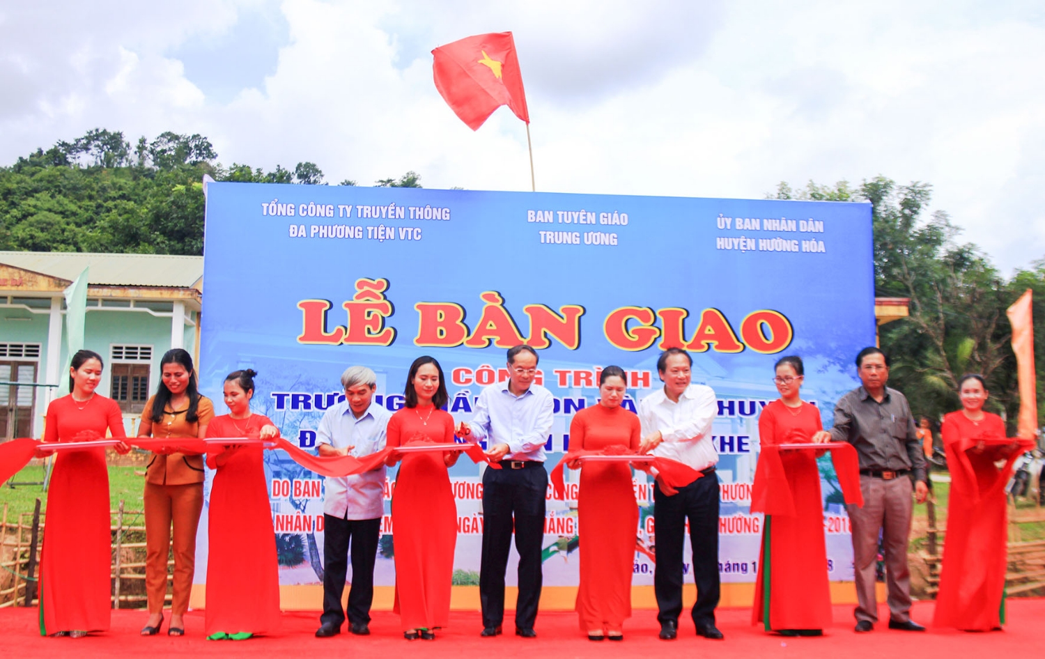 Các đại biểu cắt băng khánh thành điểm trường mầm non Ka Tăng – Khe Đá