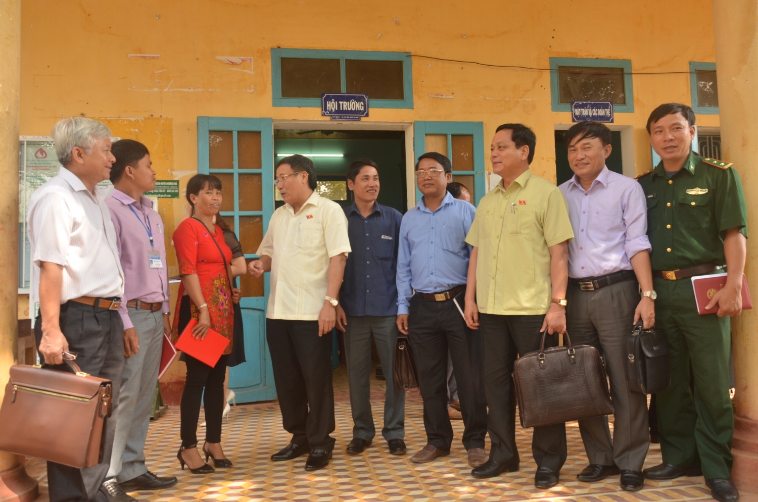 Các đại biểu Hoàng Đức Thắng và Hà Sỹ Đồng trò chuyện thân mật với cử tri 2 xã A Dơi và Xy, huyện Hướng Hóa