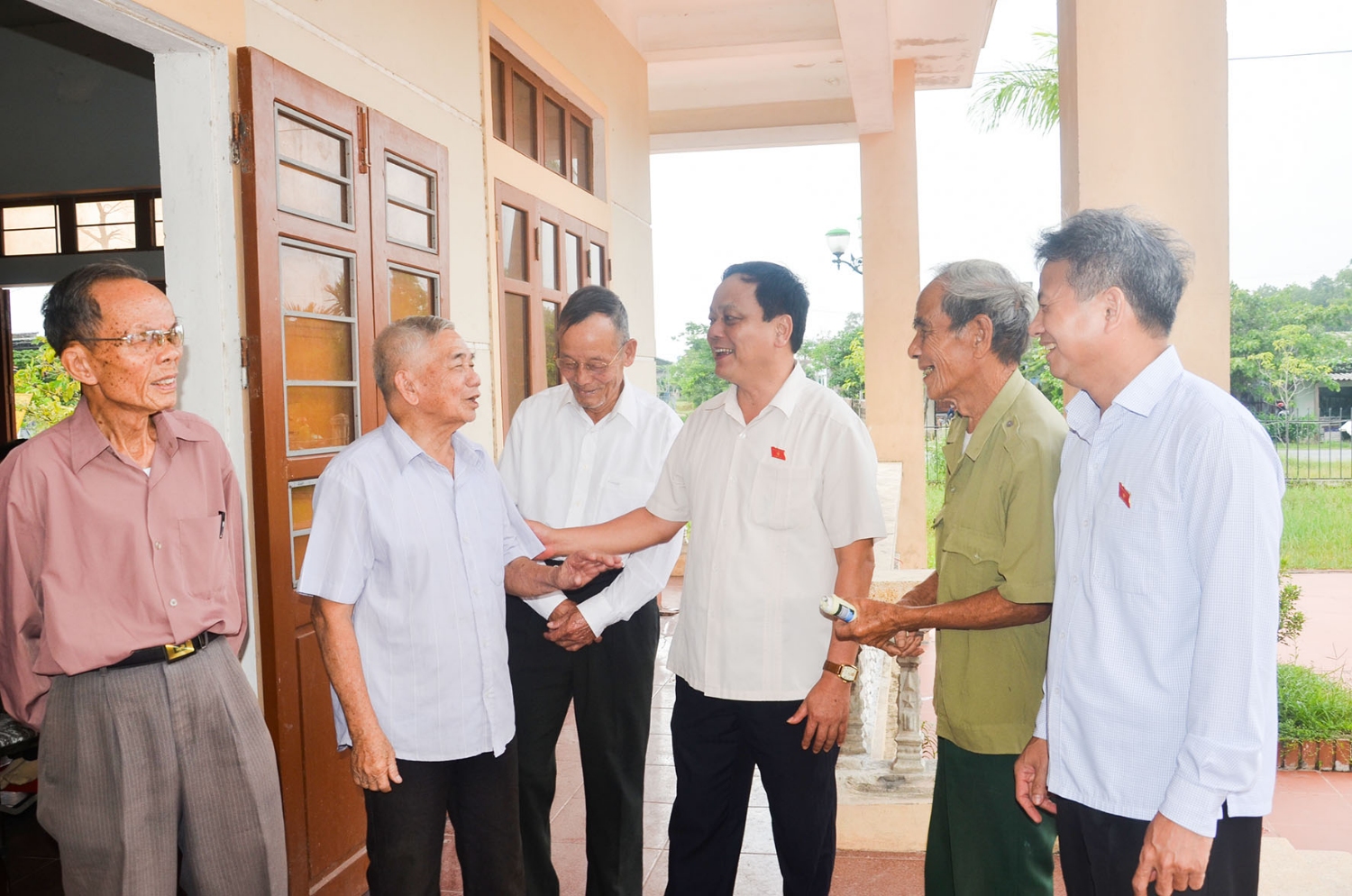 Các đại biểu Quốc hội Hoàng Đức Thắng và Đỗ Văn Sinh trò chuyện thân mật với cử tri người cao tuổi xã Triệu Thành