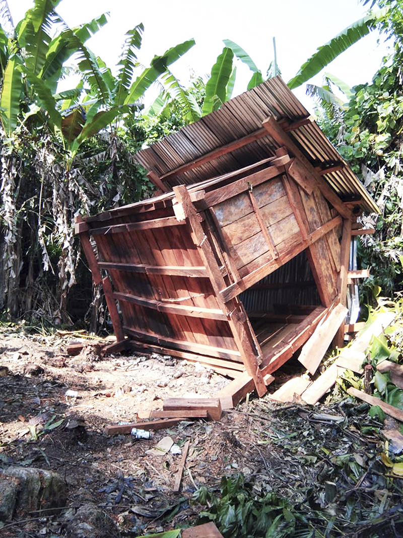 Chòi canh bảo vệ rừng thôn A Bung bị xô đổ, đốt, dùng cưa máy cắt chân
