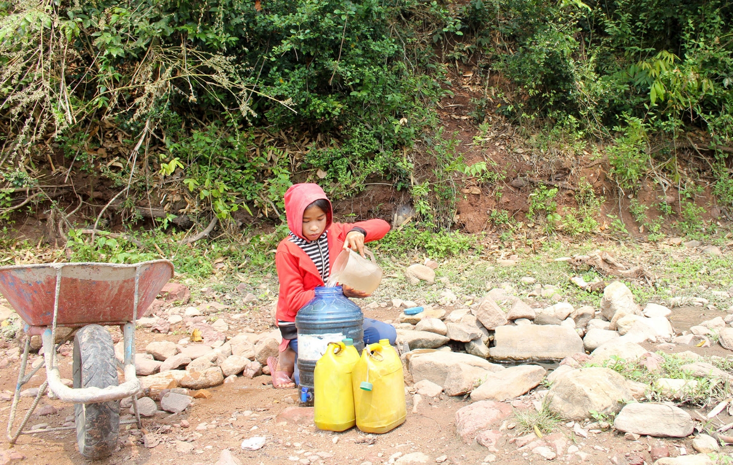 Người dân vùng Lìa phải lấy nước từ các khe suối về sử dụng do không có nguồn cung cấp nước sinh hoạt đạt chuẩn