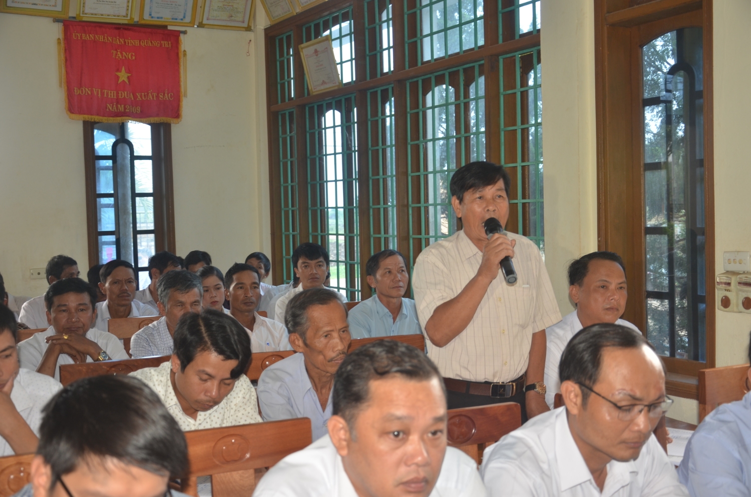 Cử tri xã Linh Hải phát biểu ý kiến, kiến nghị với ĐBQH