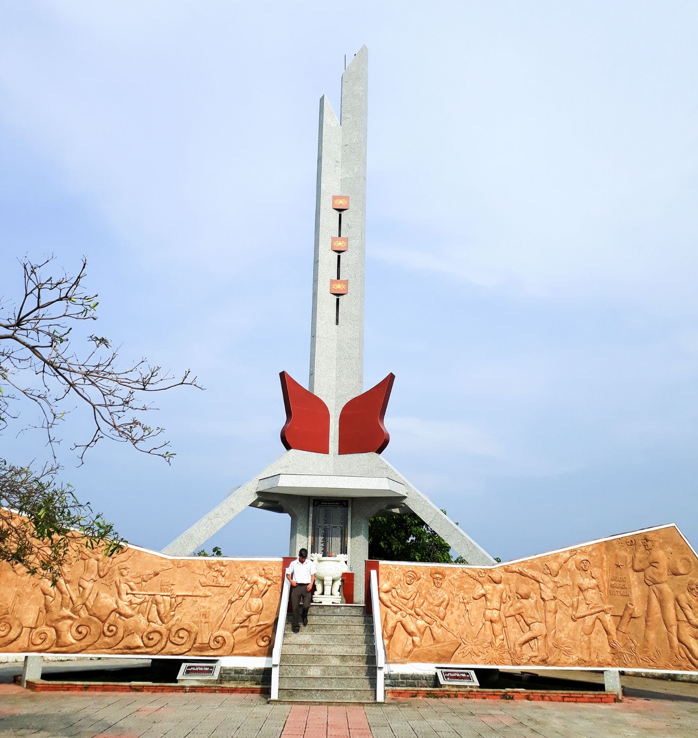 Đài tưởng niệm anh hùng liệt sĩ đảo Cồn Cỏ sau khi hoàn thành tôn tạo