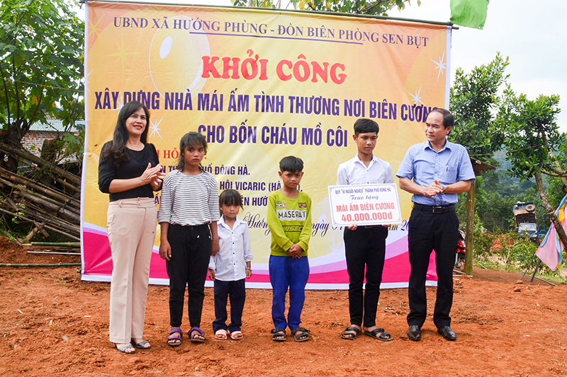 Đơn vị tài trợ trao biển kinh phí tượng trưng hỗ trợ xây dựng nhà cho 4 anh em mồ côi