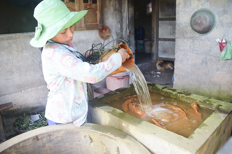 Không có điều kiện mua nước máy, nhiều gia đình ở thôn Nại Cửu, xã Triệu Đông phải sử dụng nguồn nước giếng đào qua lọc lắng sơ sài