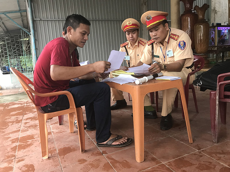 Cảnh sát giao thông Công an huyện Đakrông lập biên bản một trường hợp vi phạm luật giao thông