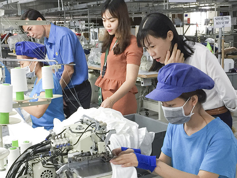 Công đoàn cấp trên trực tiếp cơ sở nắm bắt tình hình đời sống, việc làm của CNLĐ tại doanh nghiệp. Ảnh: HT